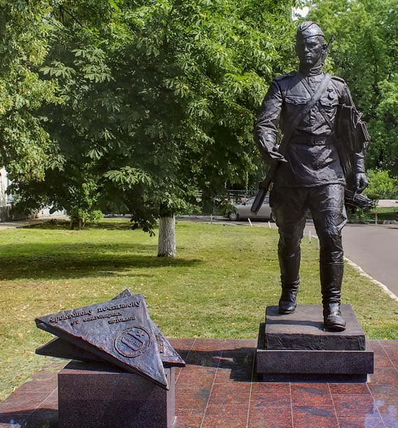 12 самых трогательных памятников тем, кто участвовал во Второй Мировой войне