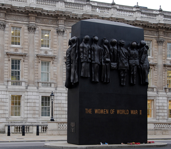 12 самых трогательных памятников тем, кто участвовал во Второй Мировой войне