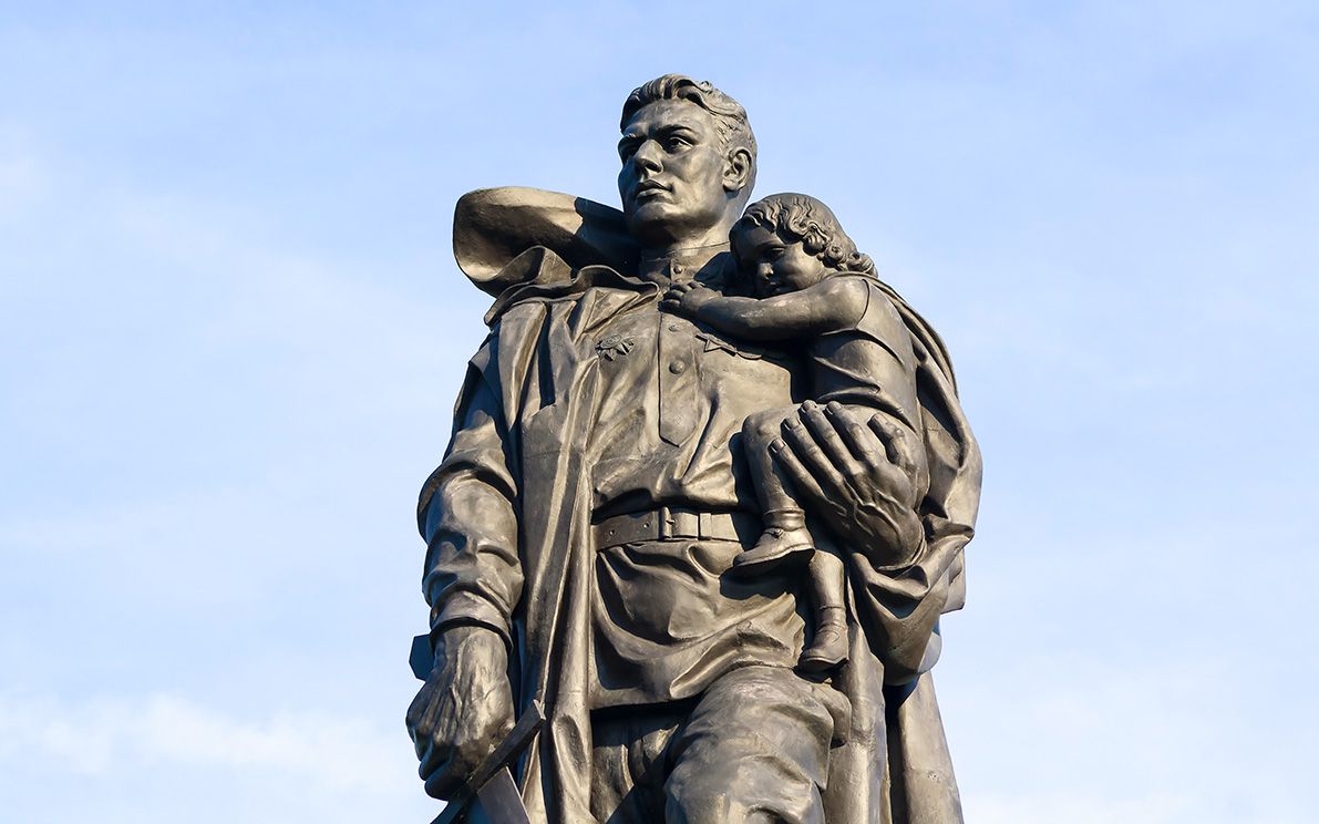 Фото памятника солдата с девочкой на руках