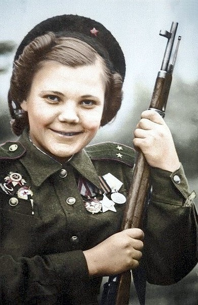 Командир женской роты снайперов Гвардии старший лейтенант Нина Лобковская