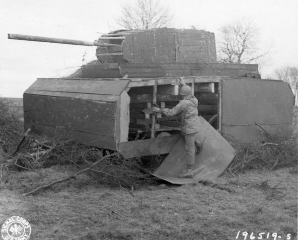 Резиновые танки: как хитрили на войне с не очень тяжёлой техникой