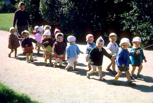 Советский детский сад на прогулке