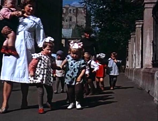 Советский детский сад на прогулке