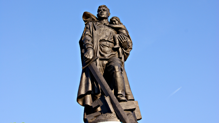 Памятники подполковника Вучетича