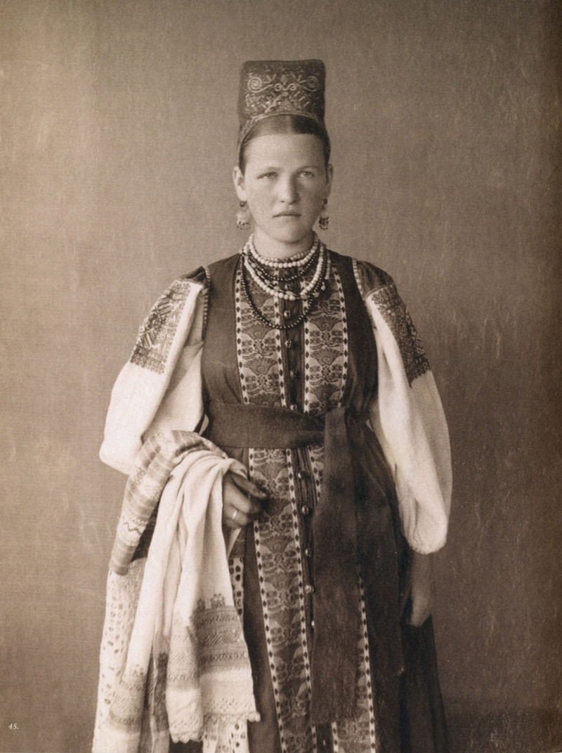 Русские красавицы 19-го века в традиционных костюмах
