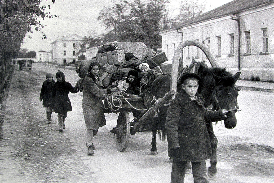 Эвакуация населения в первые годы войны