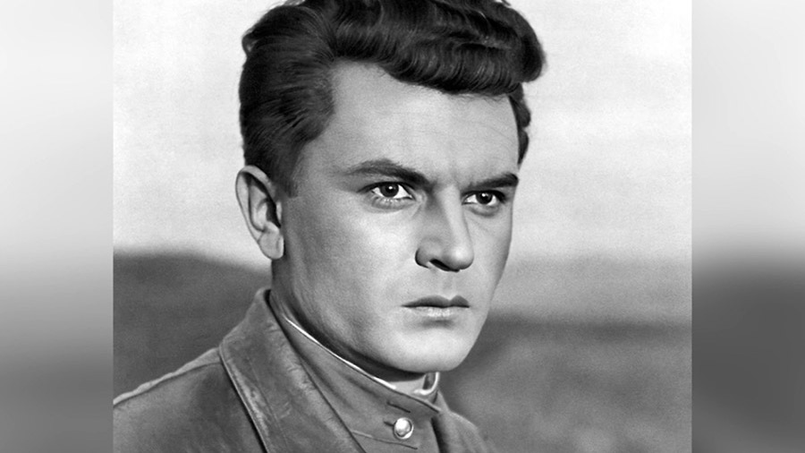 В 31 год, сыграв всего пять ролей в кино, по решению самого Сталина, получил, как в армии, внеочередное звание