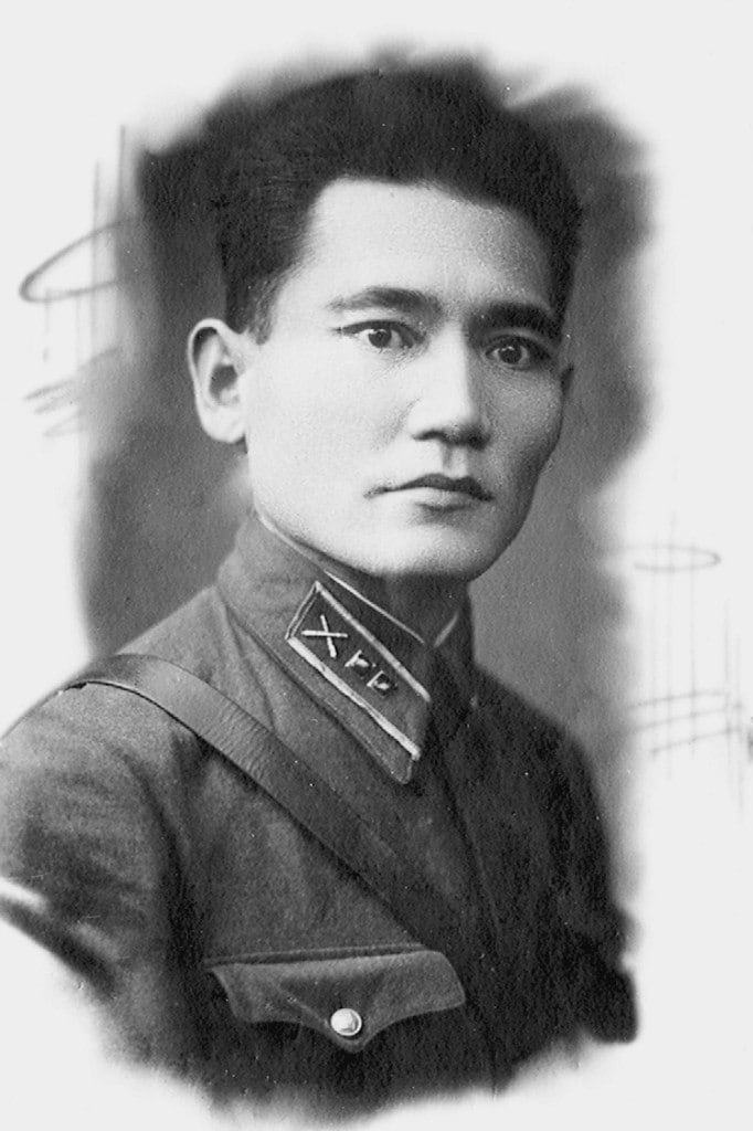 Герой Советского Союза полковник Бауыржан Момышулы: биография, карьера в армии и личная жизнь